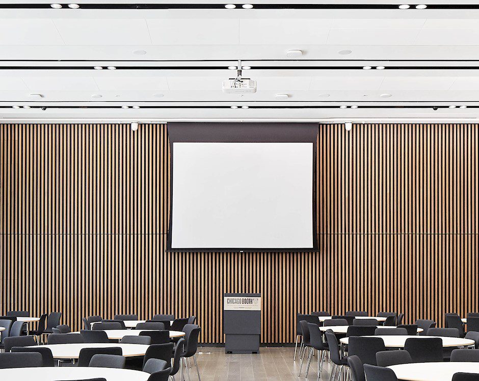 chicago-booth-conference-hall-with-projector
